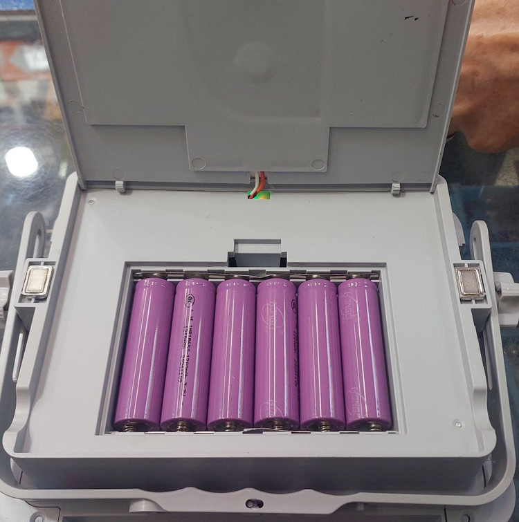 پرژکتور سولار خورشیدی 200 وات و مدل cc8013 (6باتری)