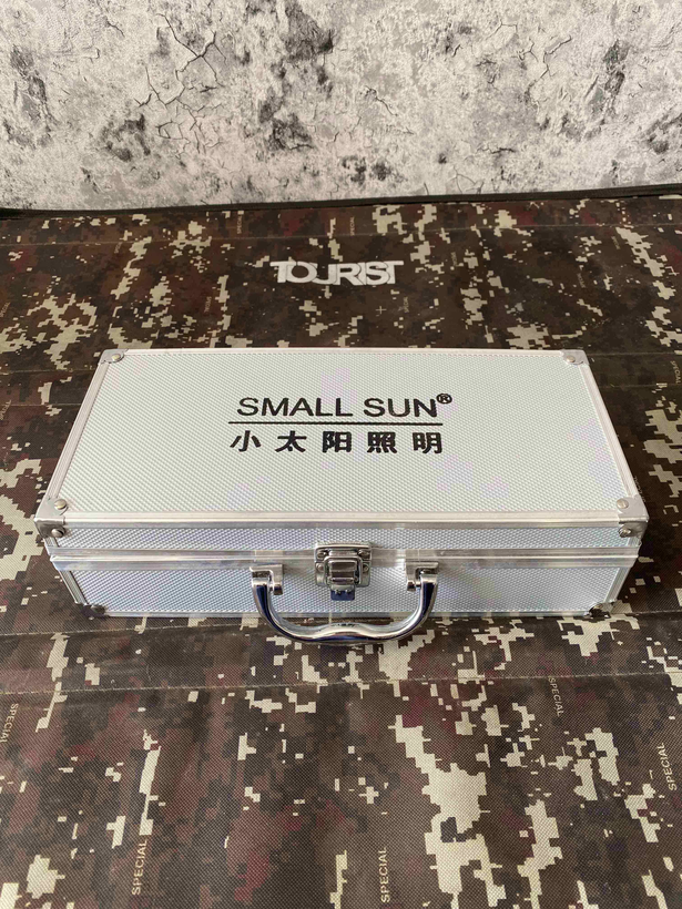 چراغ قوه زوم داربسیار قوی هشت باتری اسمال سان SMALL SUN ZY-T600PRO دامداری _عشایر_ نگهبانی_صنعتی_و هر ایده که دارید